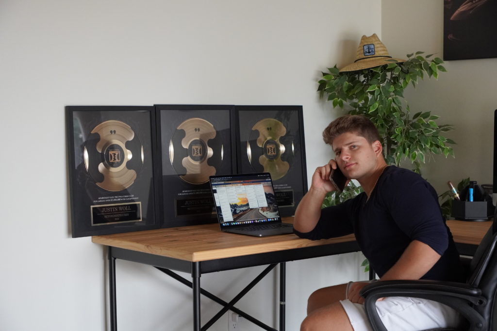A photo of Justin Woll, founder of BeyondSixFigures